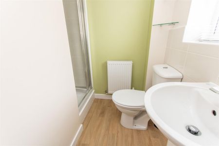 3 bedroom Semi-detached house to rent - Photo 2