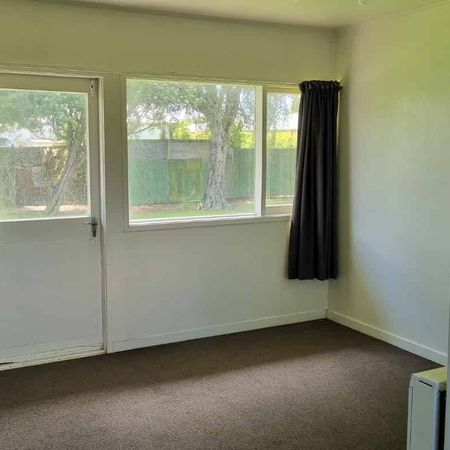 Sunny, cozy unit, ready for new tenants to call home - Photo 3