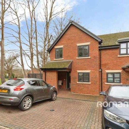 Crescent Drive, Aldershot, Hampshire, GU12 - Photo 1
