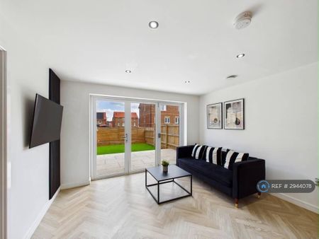 5 bedroom detached house to rent - Photo 2