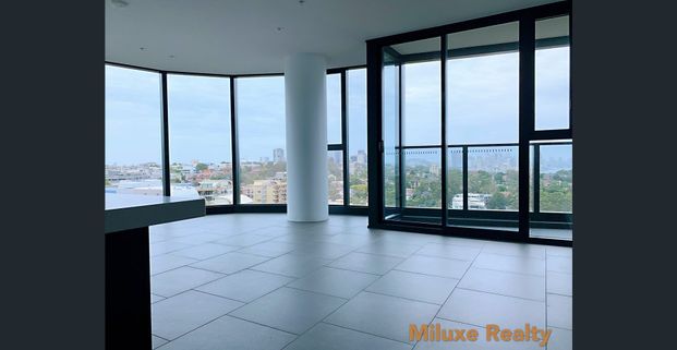 High level modern apartment with Panoramic Harbour Views - Photo 1