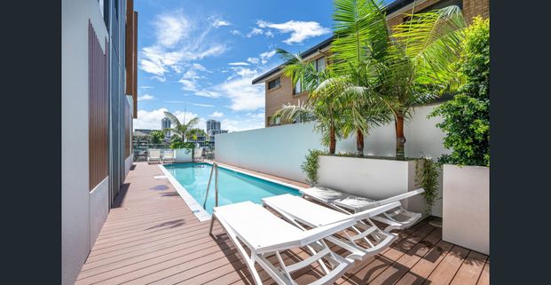 Stunning Level 8 River-View Apartment – Two Bedrooms - Photo 1