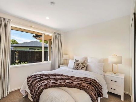 Lovely Three Bedroom Family Home! - Photo 4