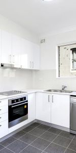 Charming One Bedroom Apartment in the Heart of Marrickville - Ideal for Professionals! - Photo 3