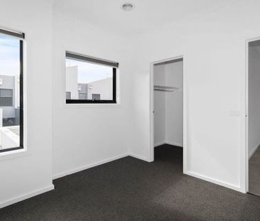 Spacious and Modern 3-Bedroom Home in Wollert - Photo 3