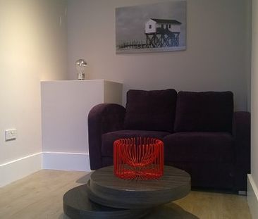 Modern and stylish 2 bedroom apartment available immediately - Photo 1
