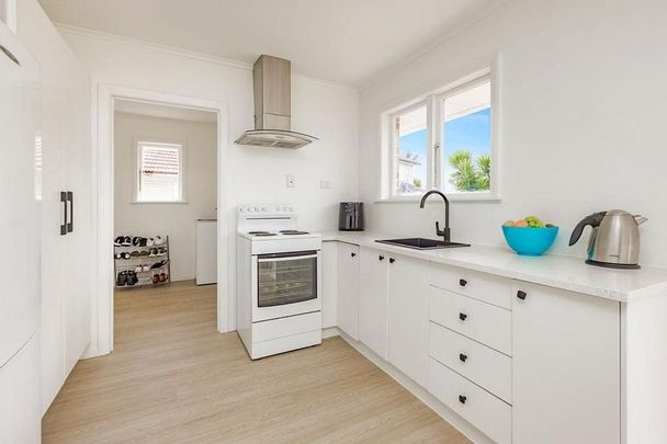Charming 3BR Home in Papakura! - Photo 1