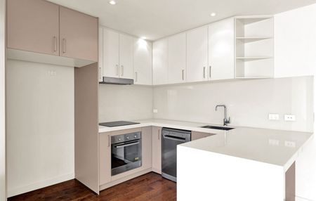 STYLISH APARTMENT IN THE HEART OF PORT MELBOURNE - Photo 2