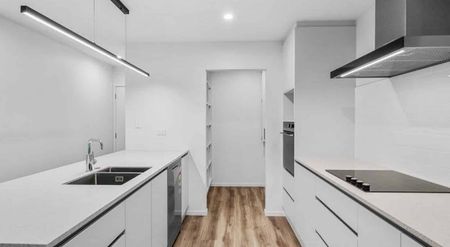 Light, Bright, Convenient - Photo 5