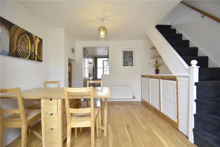 A beautifully presented 2 bedroom terraced house situated in the heart of Cambridge. Mature rear garden GCH. Permit parking. Part Furnished. Available for 6 months only. - Photo 2