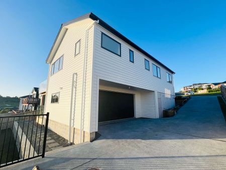 Nearly new family home in Orewa - Photo 2