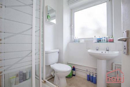 1 bedroom in a flat share to rent - Photo 4