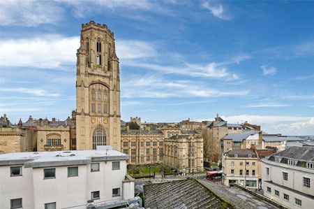 This well-presented 3-bedroom top floor apartment. - Photo 2