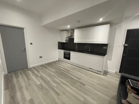 London Road, Staines, Surrey, TW18 - Photo 3