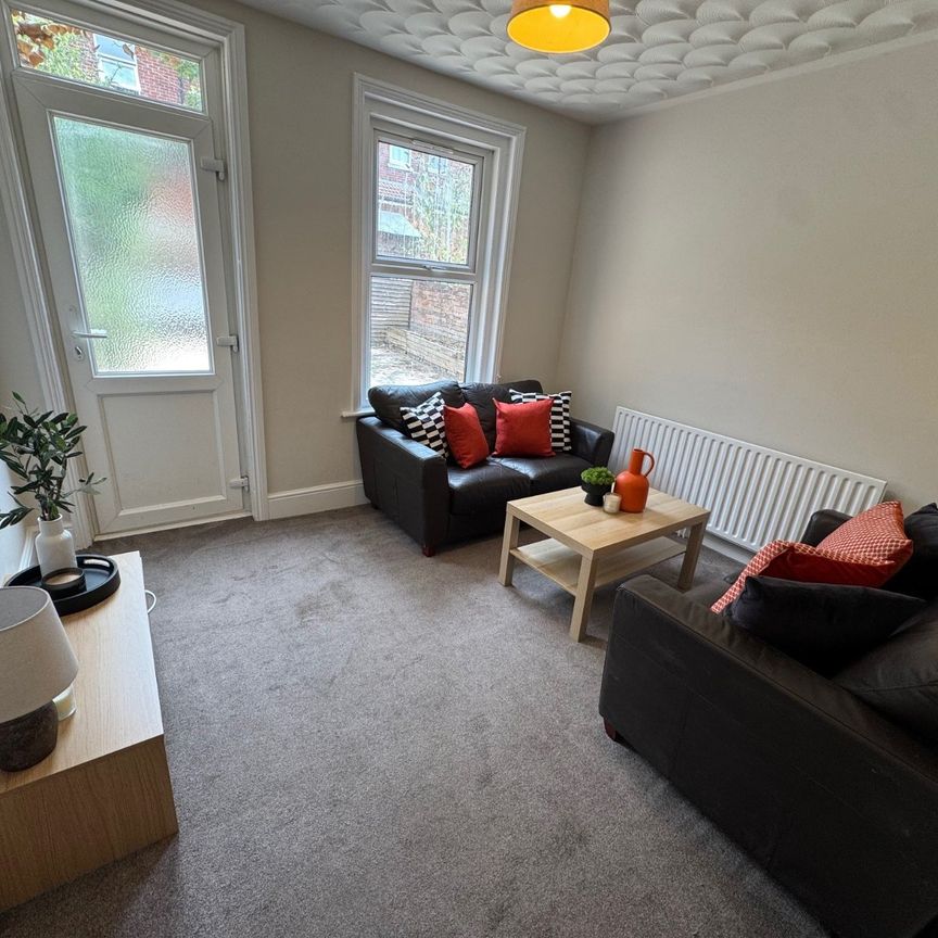 4 bedroom semi-detached house to rent - Photo 1