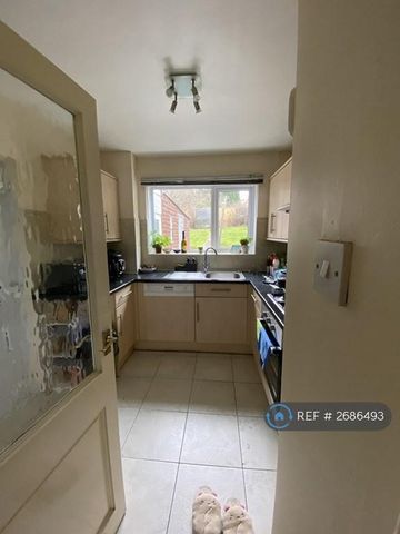 1 bedroom in a house share to rent - Photo 5