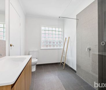 3 BEDROOM HOME IN EXCELLENT LOCATION - Photo 6