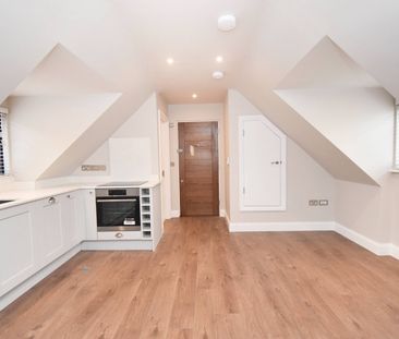 Charlton Avenue, Walton-on-Thames, KT12 - Photo 1