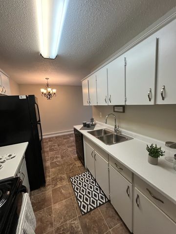 Palisades Manor - Photo 2