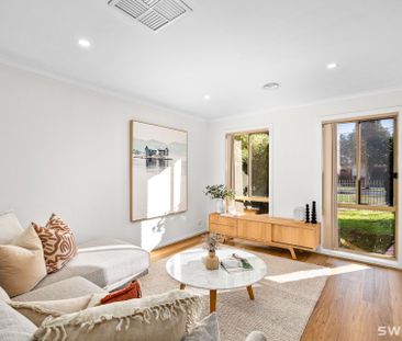 Bright and spacious four bedroom residence in ideal location - Photo 3