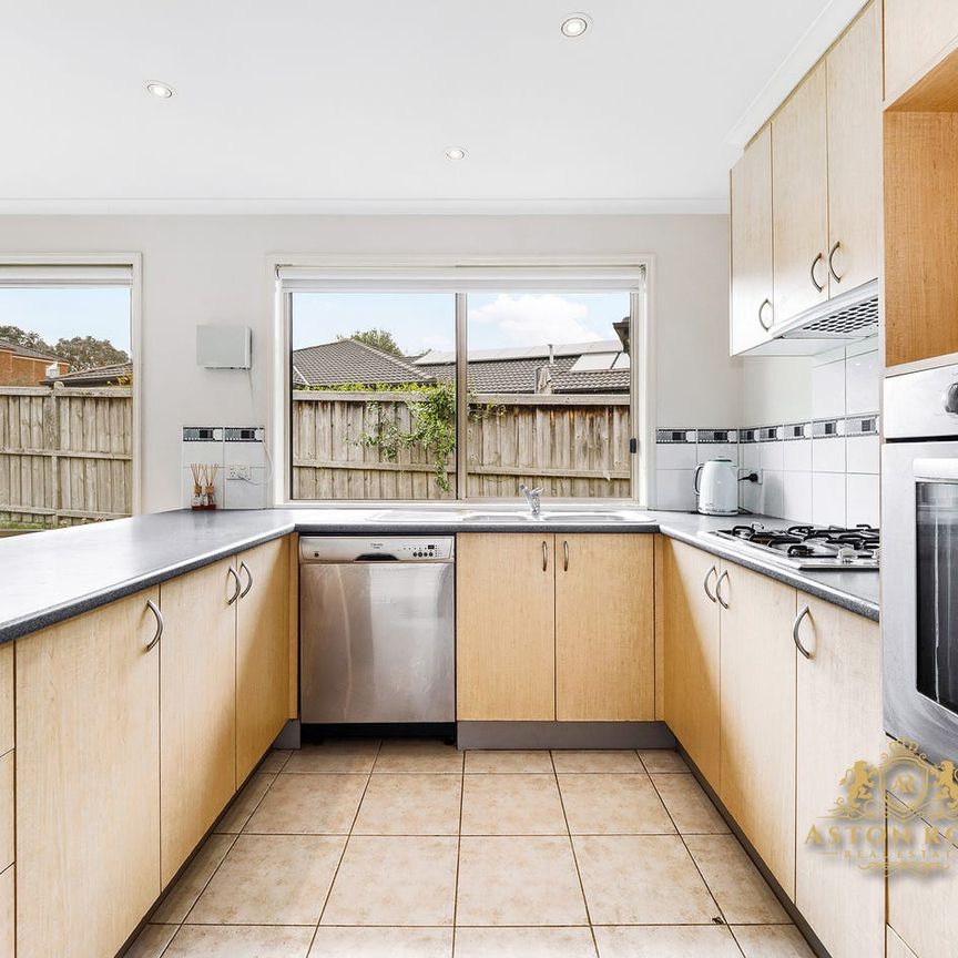 Spacious 4-Bedroom Family Home in Prime Location! - Photo 1