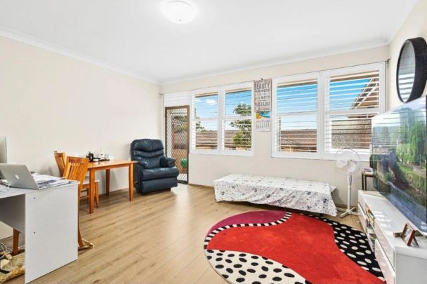 Renovated Top Floor Apartment - Photo 1