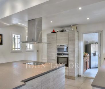Maison à louer Mougins, Cote d'Azur, France7 500 EUR / Mois - Photo 3