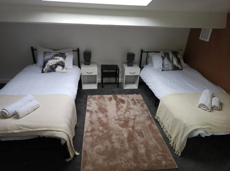 5 Bed Semi-Detached House, Richmond Mount, LS6 - Photo 4