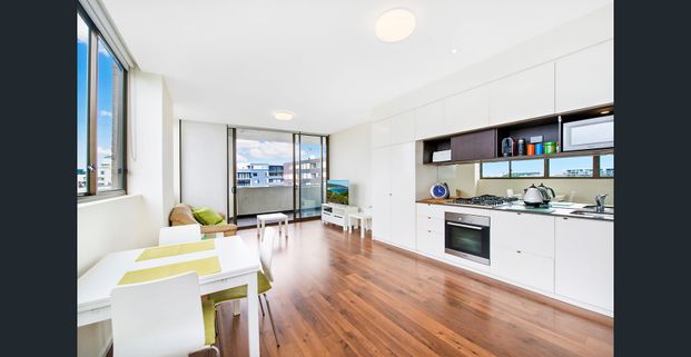 A Stella lifestyle with this bright, dual aspect apartment - Photo 1