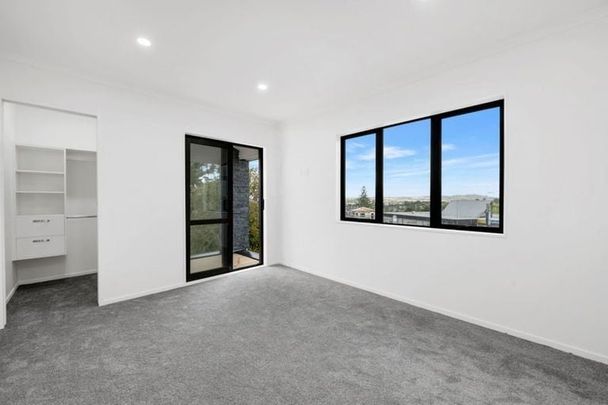 Chic 4BR Townhouse in Pakuranga - Photo 1