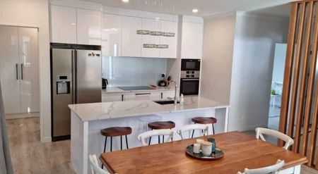 Modern Family Home - Photo 4