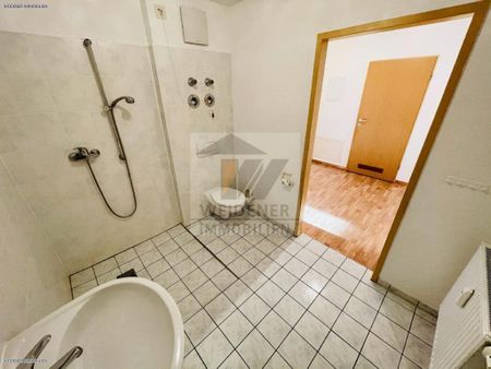 Neuer Bodenbelag und frisch gestrichen! 2-Raum Wohnung mit Balkon, Garage und Dusche - Photo 2