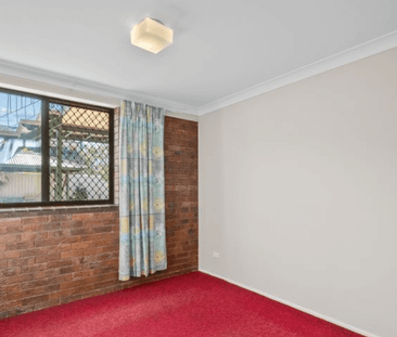 SPACIOUS, LIGHT-FILLED FAMILY RETREAT WITH POOLSIDE ENTERTAINING & ... - Photo 4