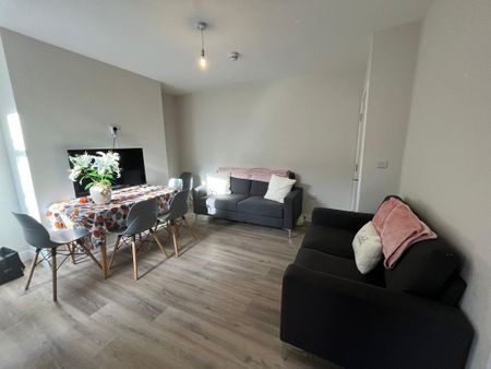 4 bedroom detached house to rent - Photo 2