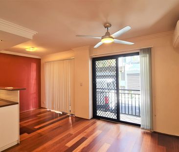 Quiet 1 bedroom with private courtyard - Photo 2