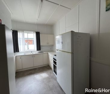 Family home in central and convenient location - Photo 4