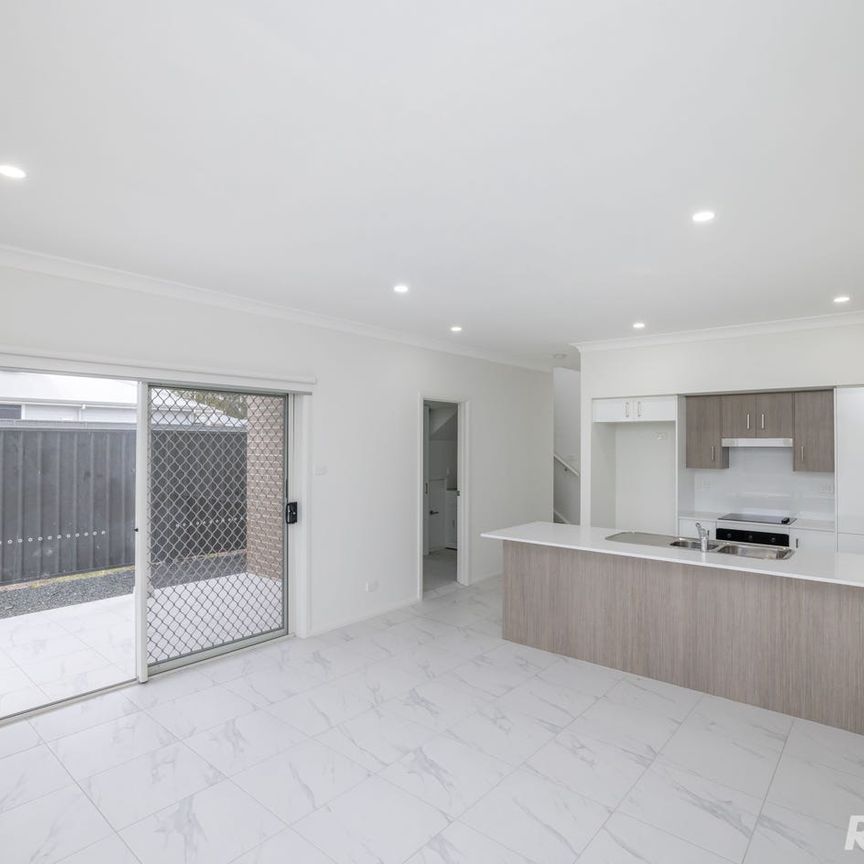 NEAT, CLEAN AND TIDY TOWNHOUSE IN NEW ESTATE!! - Photo 1