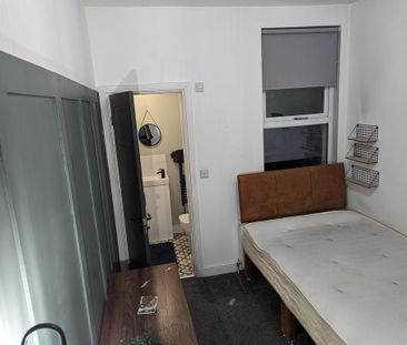 1 bedroom in a house share to rent - Photo 4