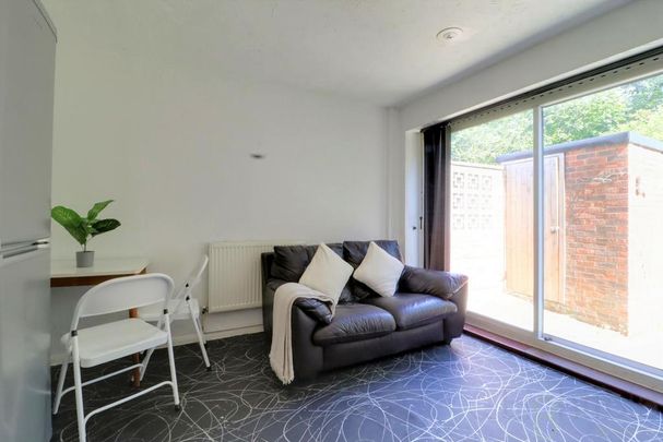 4 bedroom end of terrace house to rent - Photo 1