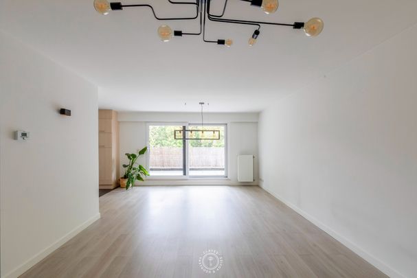 Verzorgd 2 slaapkamer appartement met ruim terras en autostaanplaats - Photo 1