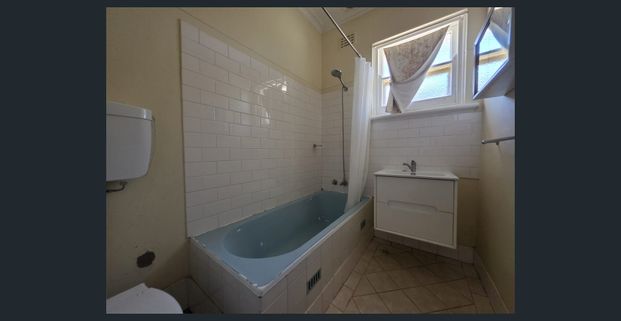 Leafy Living in Premium Plympton – Between City and Sea - Photo 1