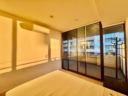 (Fully Furnished) Light Filled Large Three Bedroom Apartment with 2.5 Bathroom - Photo 5