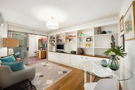 A BEAUTIFULLY RENOVATED COURTYARD STUNNER! - Photo 3