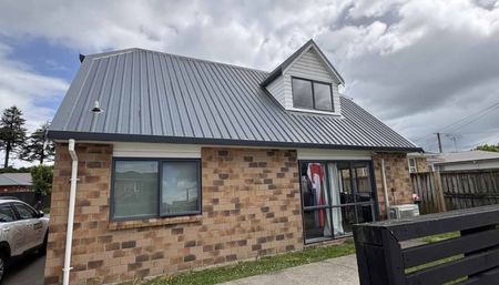 Spacious Four-Bedroom Townhouse - Hamilton East - Photo 5