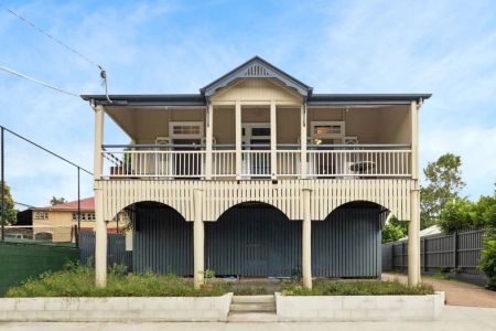 Spacious Dual-Level Family Home with 6 Bedrooms – Newly Renovated Downstairs - Photo 2