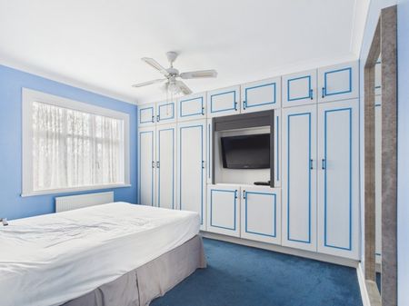 Burns Avenue, Feltham,TW14 - Photo 5