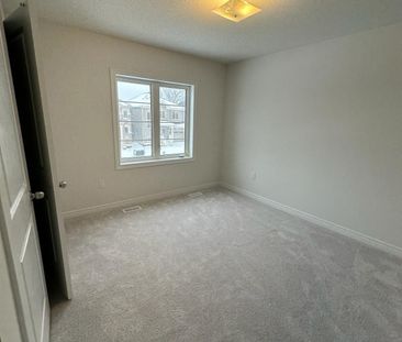 Detached Home For Lease | X8121070 - Photo 4