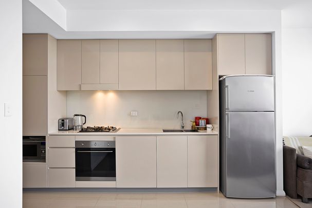 Well presented sunlite apartment with city views - Photo 1