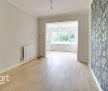 3 bedroom end of terrace house to rent - Photo 2