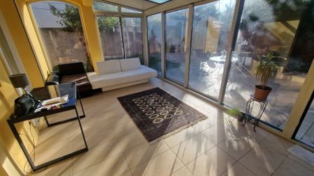 À LOUER VITROLLES GARE bail 1 an Villa meublée avec véranda, jardin et grand garage, - Photo 3